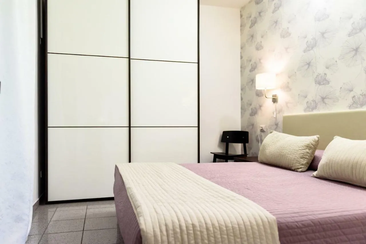 Residence Diaz Como 2*,  Italia