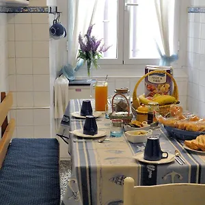 Bed & Breakfast Blue ***